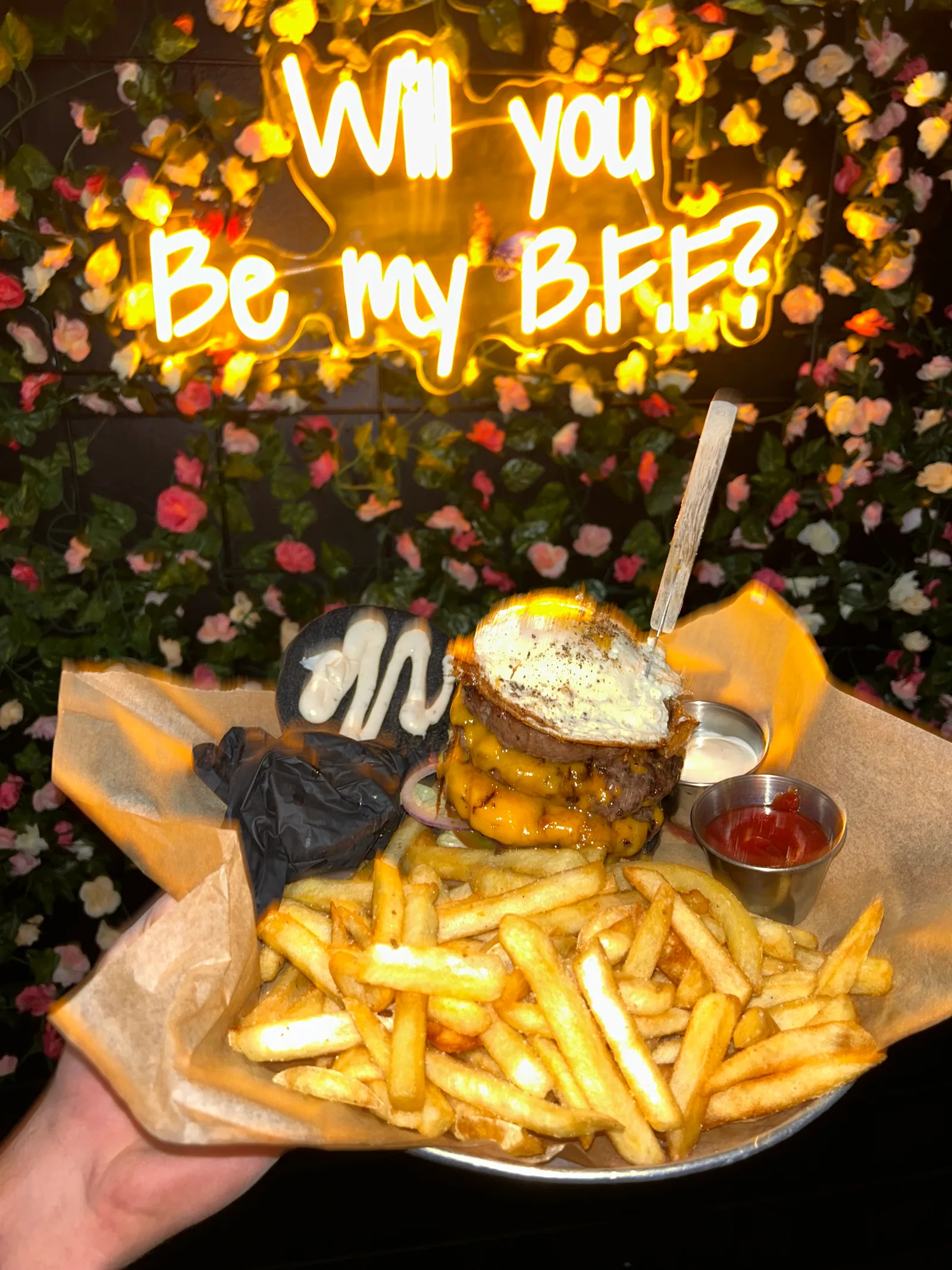 המבורגר וצ'יפס מול שלט הניאון Will you be my BFF
